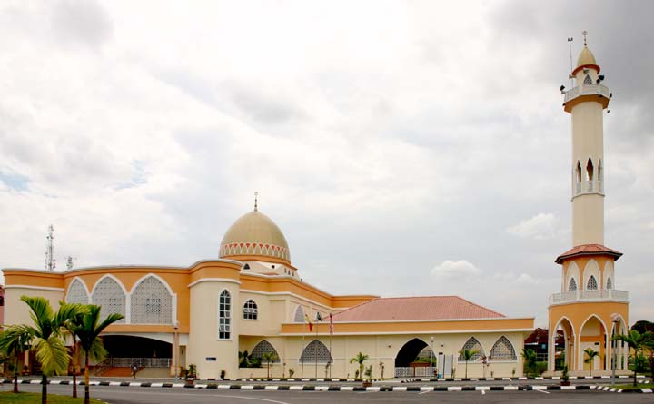 Bangunan Masjid Taman Cheras Jaya dengan kubah dan menara