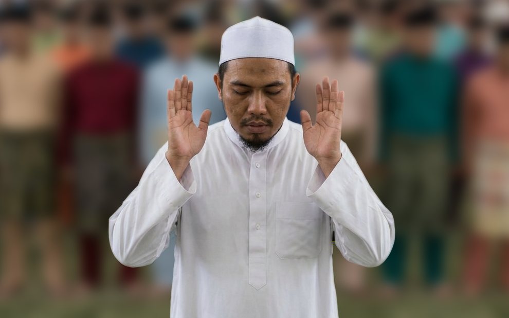 Imam mengangkat takbir, saf makmum di belakangnya